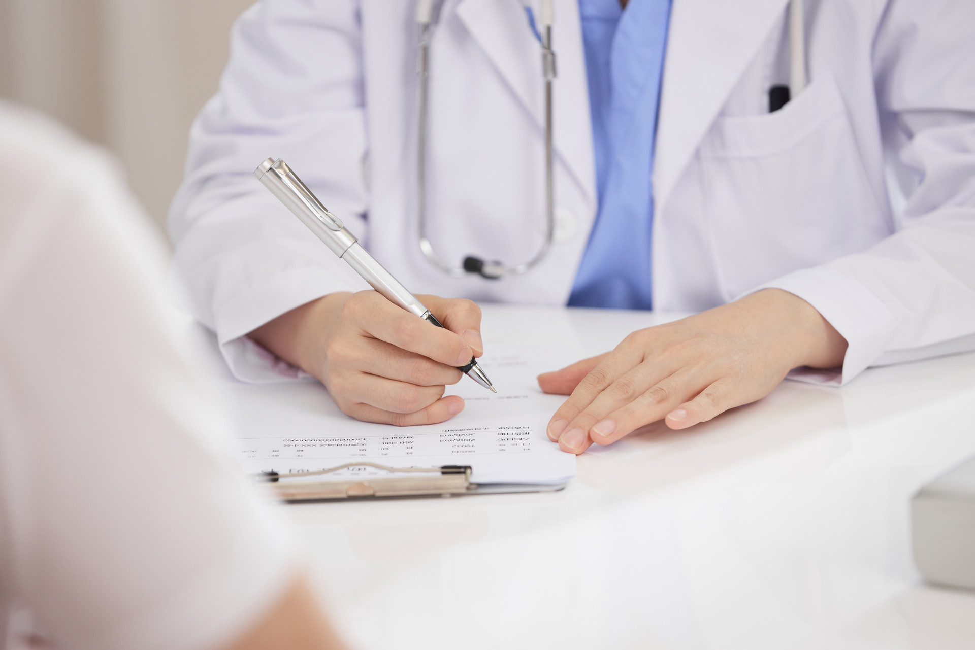医生记录患者病情手部特写