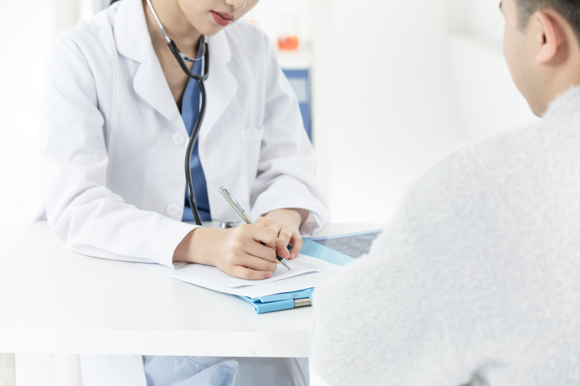 女性医生给病人记录