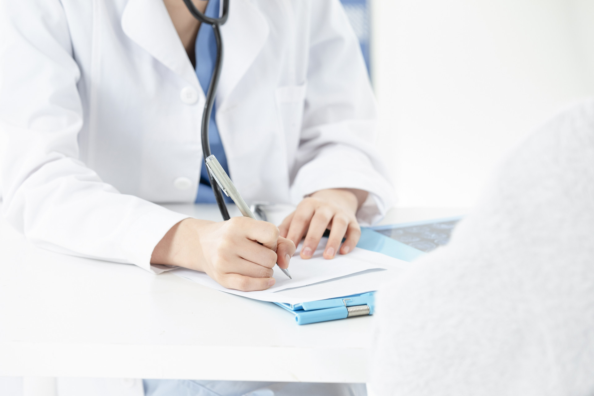 女性医生给病人记录